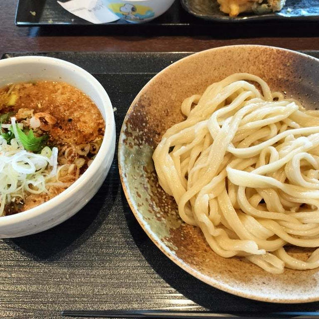 肉汁うどんにかき揚げつけてしっかり満腹ランチ！