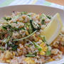 水菜とセロリの葉っぱと鮭フレークのチャーハン　タイ風？