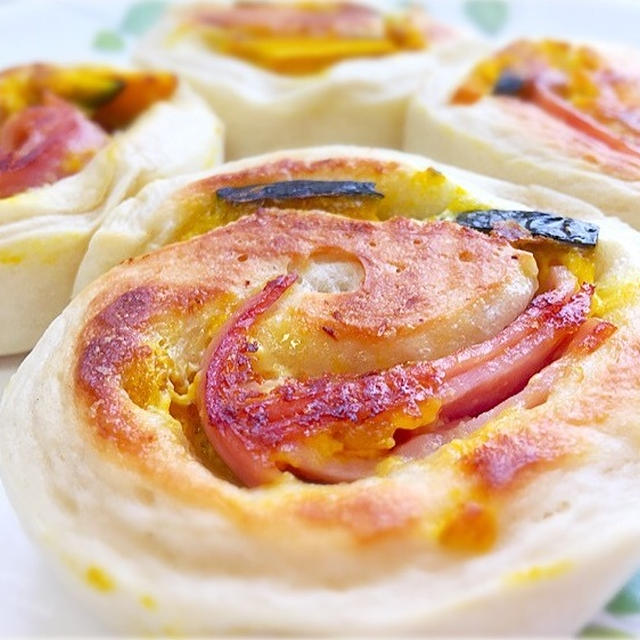 【皮付きかぼちゃで栄養たっぷり！フライパンお惣菜パン】パンプキンベーコンマヨパン作り