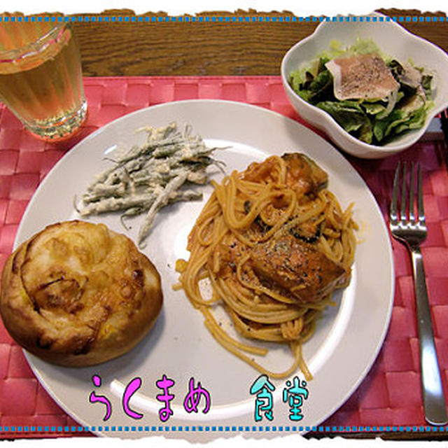 銀鮭ときのこのトマトソースパスタ＆生ハム入りのいつものサラダ＆ベーコンとコーンのロールパンの定食♪