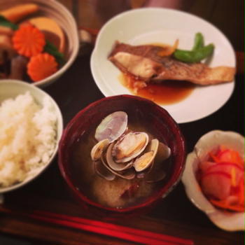和食ご飯　アサリのお味噌汁と天然真鯛の煮付け