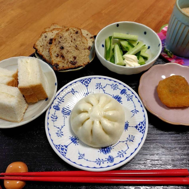 肉まんとパンとささみカツ