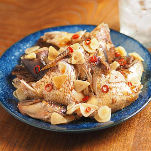 真鯛のにんにくあら炊き、にんにくたっぷっりで鯛のあら炊きを作ったら、驚きの美味しさでした！ダイレックス・ライフガーデン鳥栖店のあらはめっちゃお買い得！