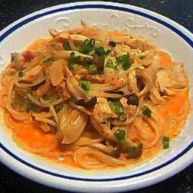 又パスタ？の蒸し鶏とキムチのミルクパスタ