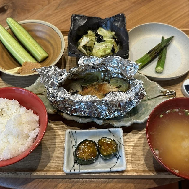 【献立】ささみときのこのホイル焼き、冷やしきゅうりに味噌マヨネーズ、チョレギサラダ、オクラのグリル、きゅうりのニンニク醤油漬け、豆腐のお味噌汁