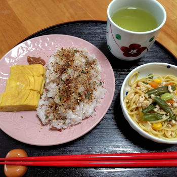 卵焼きとふりかけご飯と梅肉
