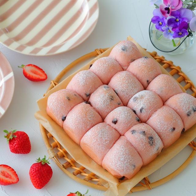 久々のレシピブログさんの連載は『ピンクが可愛い苺とチョコのちぎりパン』