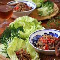 ひき肉のトマトバジル炒めでレタス包み。