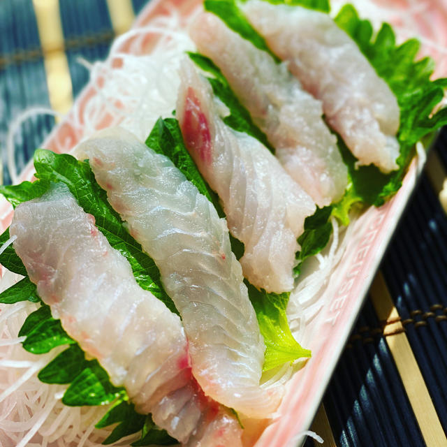ペットボトルのキャップで魚のウロコを取る方法（動画あり）