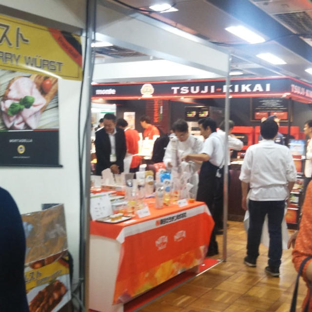 イタリア　食材展示会に行き、ピザ食べ過ぎ