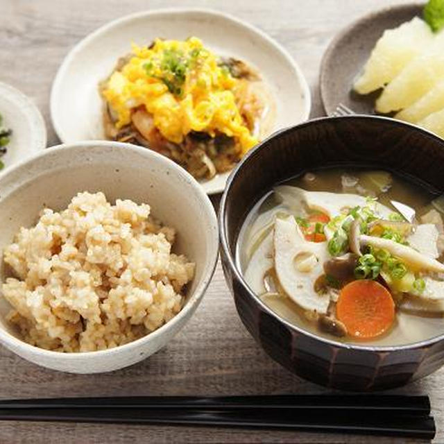牡蠣と長ねぎのキムチ炒めふわふわたまごのせ×根菜たっぷりのお味噌汁