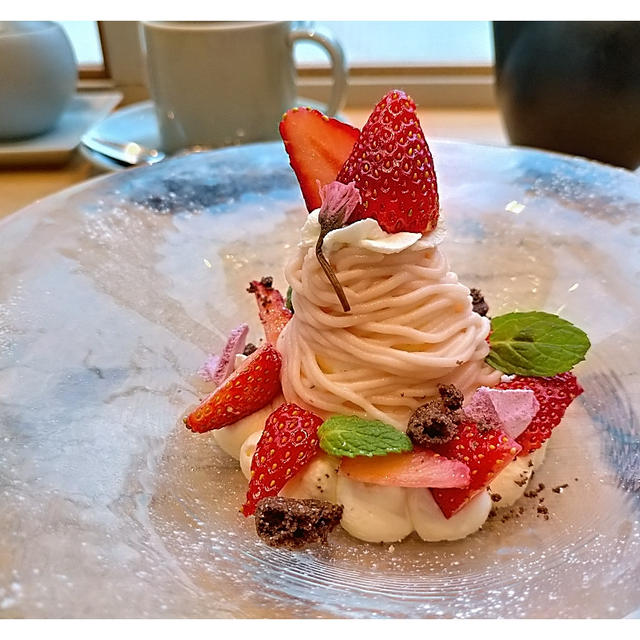 苺とさくらの春色モンブラン「キハチ カフェ」ストロベリーフェア開催中