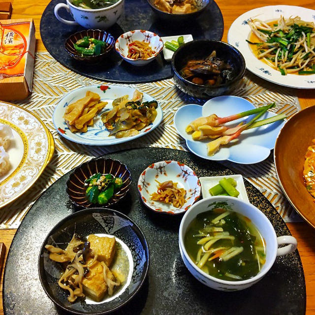 気分は町中華！カニかま玉、にらもやし炒め、崎陽軒のチャーハン弁当とお惣菜やら小鉢やら。