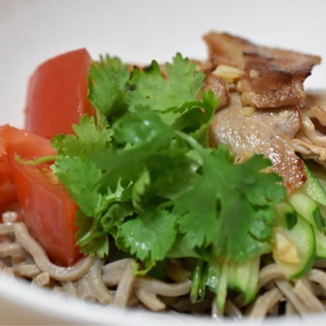 胡麻油が香ばしい豚肉パクチー冷やし蕎麦