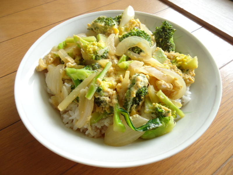 新玉ねぎとブロッコリーの卵とじ丼