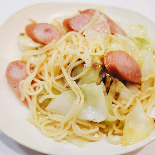 【レシピ】おうちにあるもので節約シンプル焼きそば♡キャベツとウインナーの焼きそば