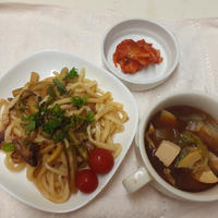 群馬県産なすを使った焼うどん、群馬県産レタスを使った味噌汁を添えて　ぐんまクッキングアンバサダー