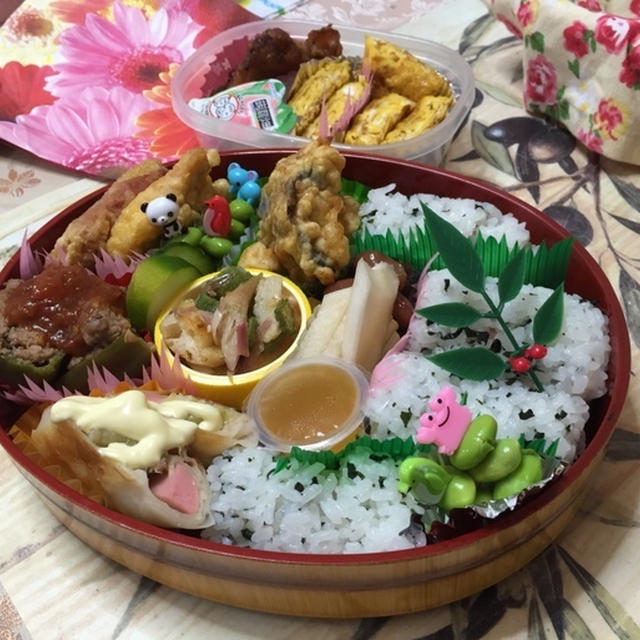 お弁当とメロンの形の楽しいケーキ