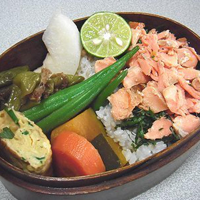 変わり鮭弁当。葉唐辛子の佃煮。眠いきなこ