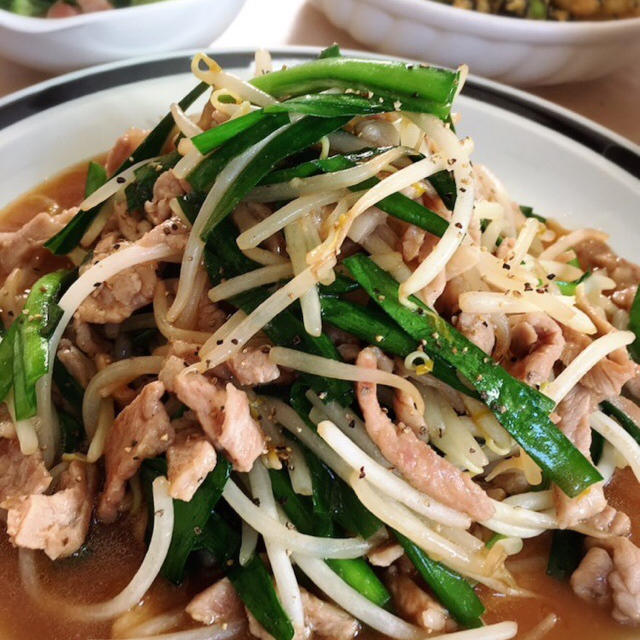 [フライパン1つで簡単レシピ]豚肉ともやしのオイスターソース炒め[LIMIA]