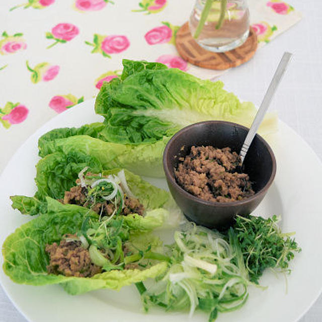 手づかみで食べる肉味噌巻きサラダ