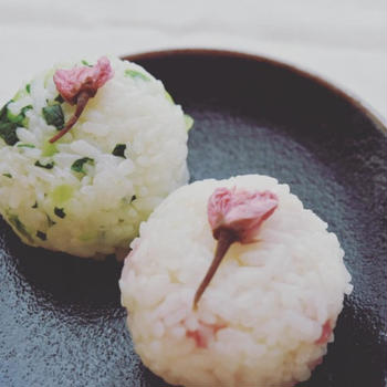eatalk-kitchen-plus:
桜おにぎり

リラックス効果のある桜の花。
塩漬けなどにするとクマリンという成分がつくら...