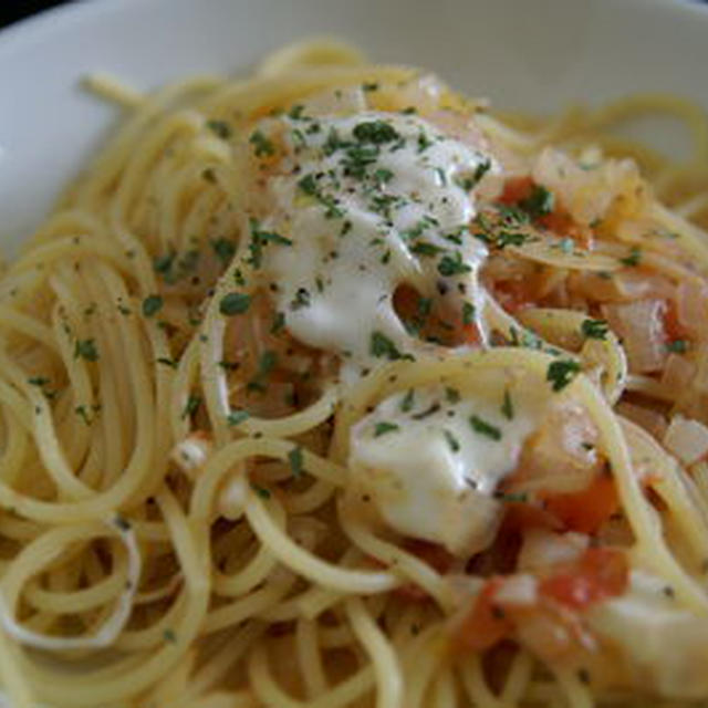 トマトとモッツァレラのパスタ