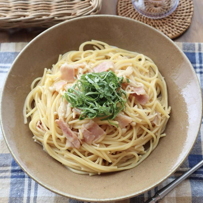 白い皿に盛られたえのきとベーコンのパスタ