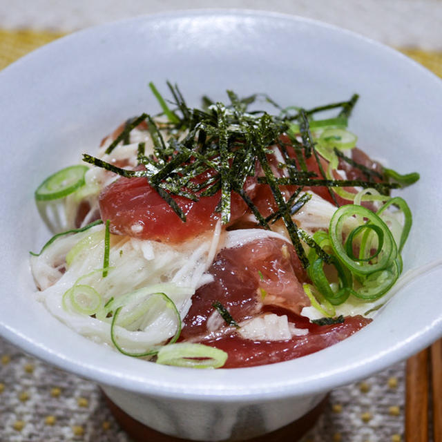 風味と食感を楽しむ「細切り長芋とマグロの漬け山かけ」