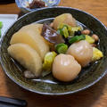 玉こんにゃく、大根、炒り豆を煮合わせる