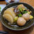 玉こんにゃく、大根、炒り豆を煮合わせる