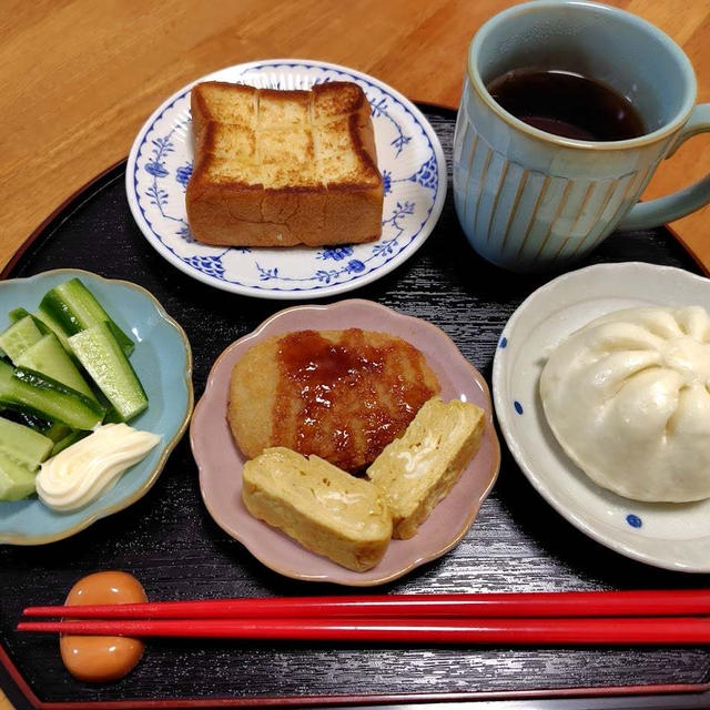 ミニトーストとコロッケときゅうり
