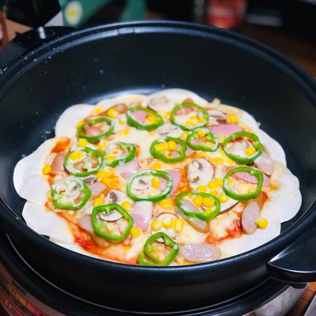 餃子の皮で簡単クリスピーピザ作り！貴重な夫婦の料理時間でした！