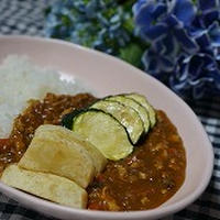 夏野菜の素揚げを添えたキーマカレー