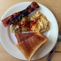 【レシピブログ】2種のスクランブルエッグの朝食×チリの白
