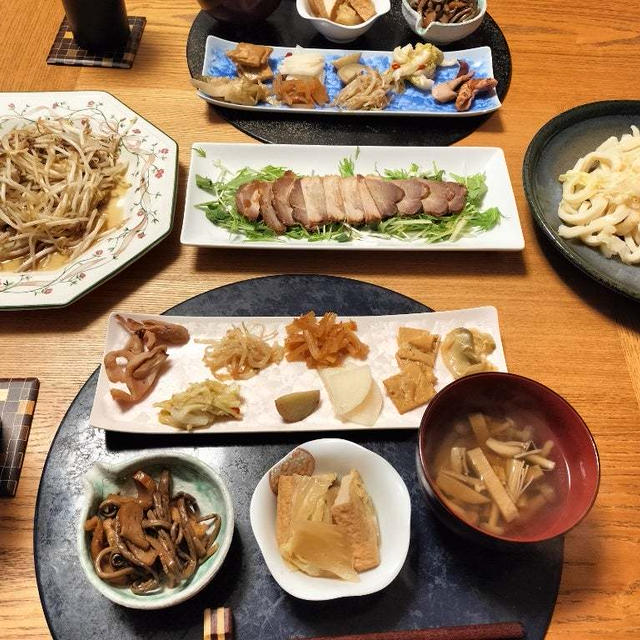 吉田うどんで冷やしたぬき、黒豆もやし炒め、チャーシュー、小鉢10品で晩酌