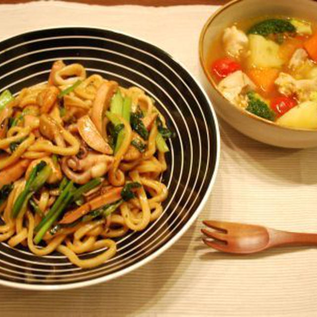 焼きうどんとゴロゴロ野菜のスープ