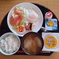 2日の朝ご飯　長女と目玉焼きとワンタンスープ