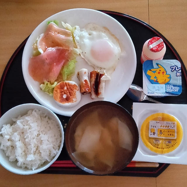 2日の朝ご飯　長女と目玉焼きとワンタンスープ