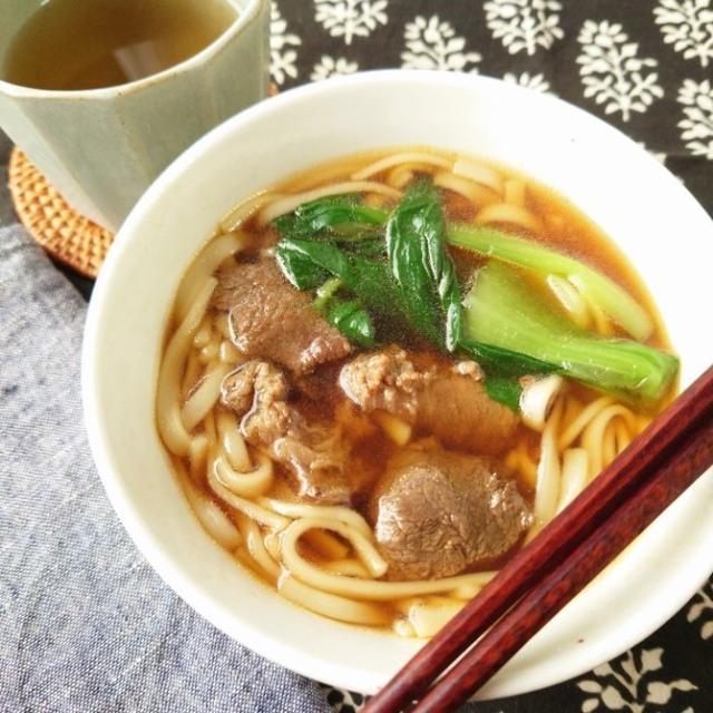 稲庭うどんで、台湾料理の牛肉麺　