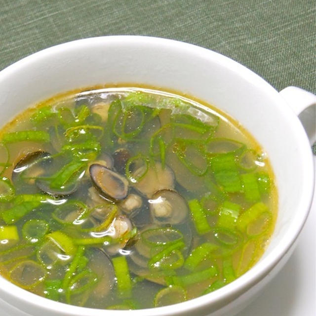 オウチ飲みに、、5分で出来る熱々スープはピリ辛で減塩！しじみと青ネギの中華風スープ。