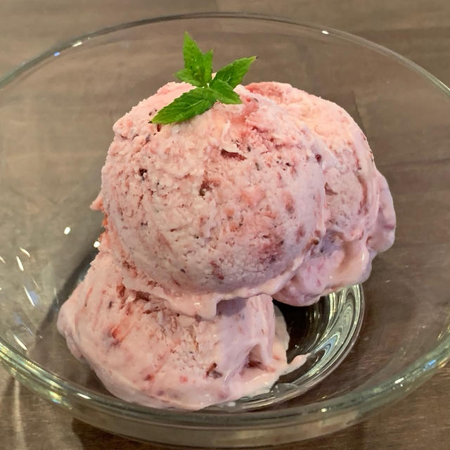 濃厚でクリーミーな苺味を３００％堪能できる「ストロベリーアイスクリーム」！