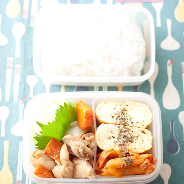 お弁当（真夜中制作）『鶏手羽の煮たのとおかずナポリタン』