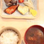 タラのみりん漬け定食と　ホットドックの朝食