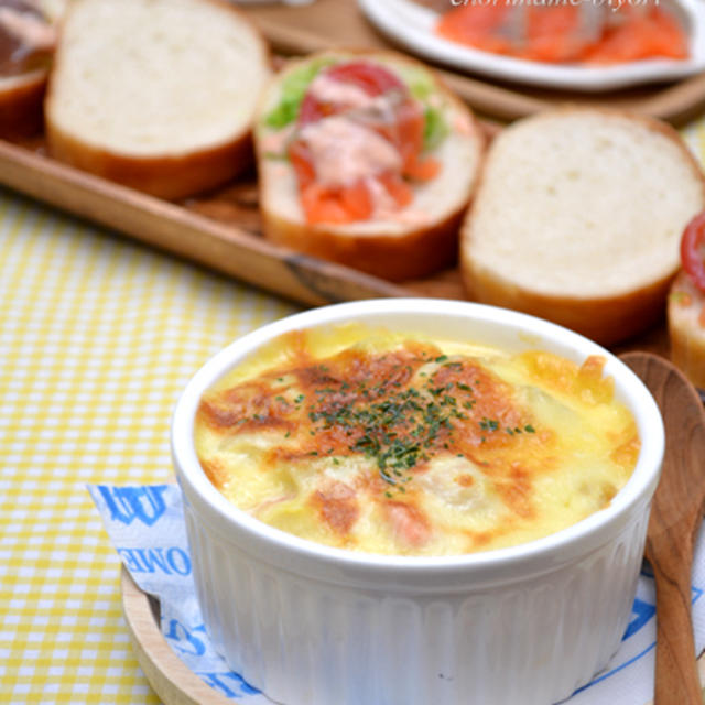 チキンクリームグラタン。スモーク風サーモン＆マグロのオープンサンドの晩ご飯。