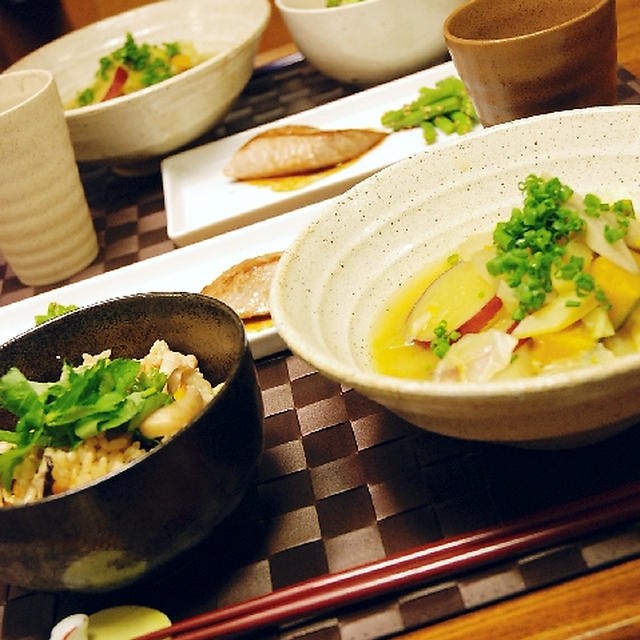 きのこ類の炊きこみご飯と根菜たっぷりのお味噌汁