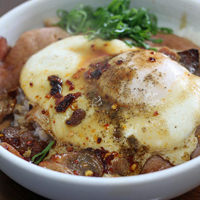 炊きたてご飯で「チャーシュー目玉焼き丼」