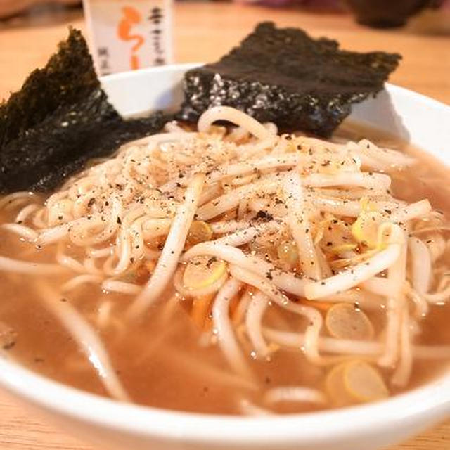 たまには。お家で〆ラーメン。もやしたっぷりしょうゆ味噌ラーメン