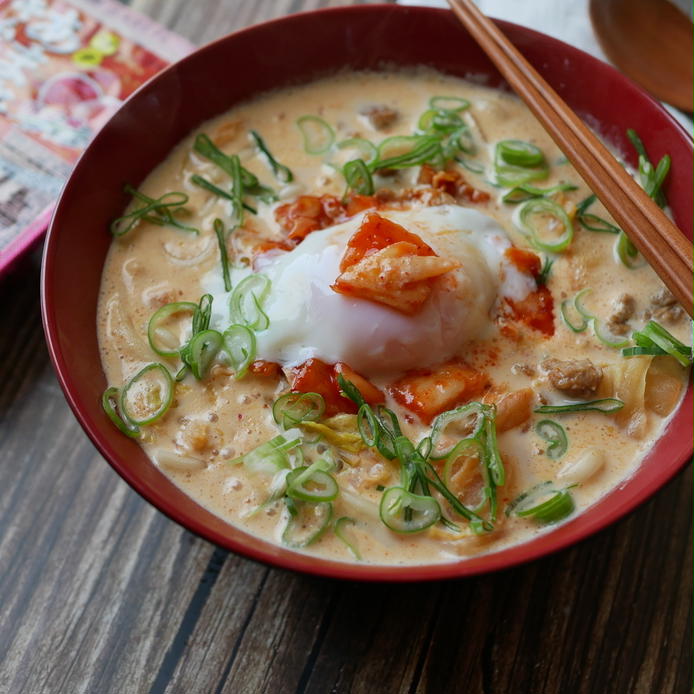 赤い丼に盛り付けたキムチ豆乳うどん