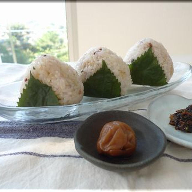 梅風味の穂紫蘇の佃煮のおにぎり